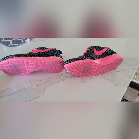 Nike Roshe One Women's Athletic Shoes US Size 7.5 - Used - Picture 2 of 5